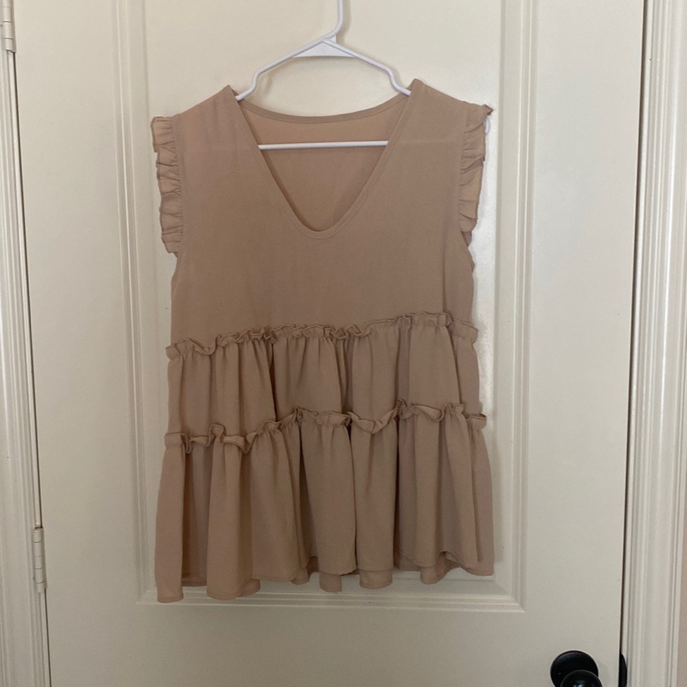 V neck short sleeve ruffle top.